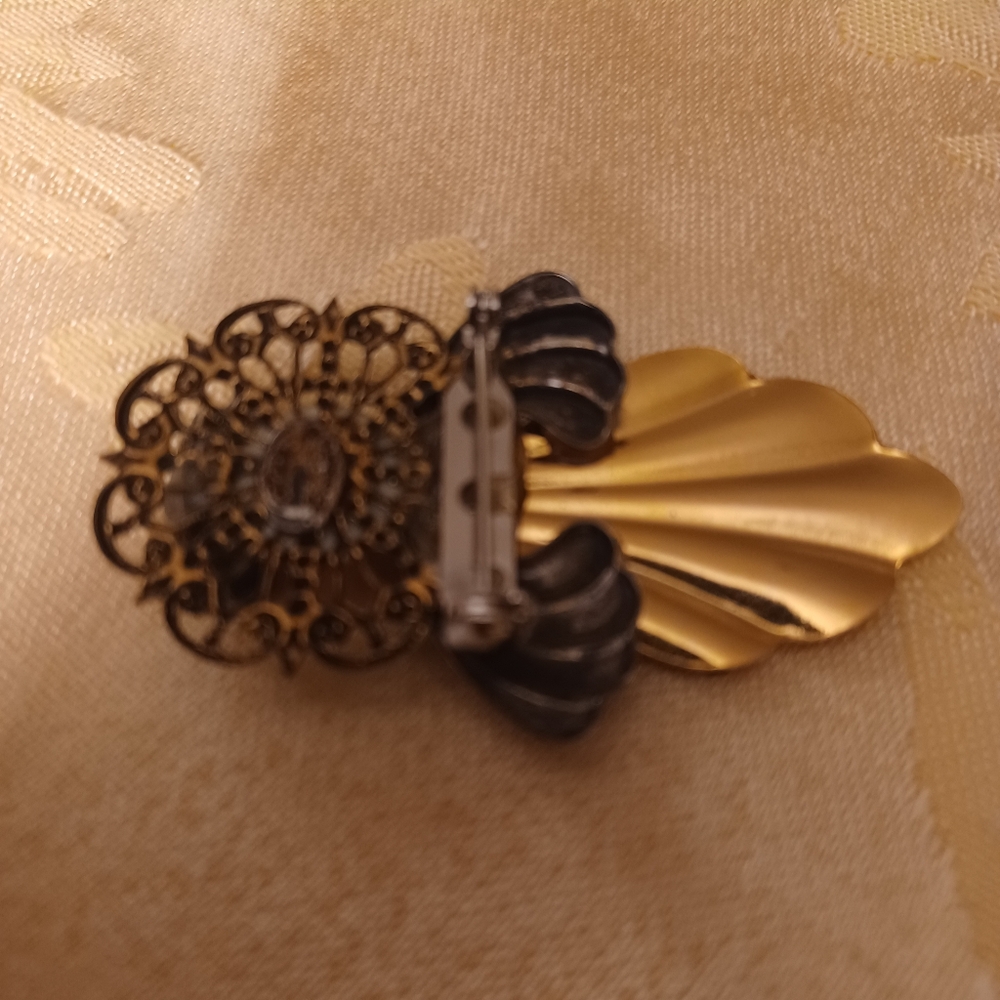 Healing Angel Nurse Brooch Pin - Picture 5 of 5